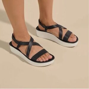 OluKai NWT Onohi Black Leather Cross-Strap Platform Sandals